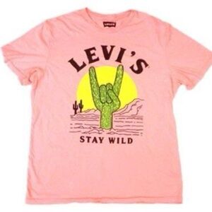 LEVI’S | Pink Tee with Graphic Design “Stay Wild”